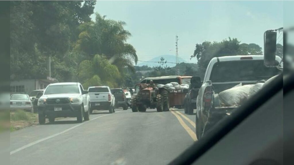 Otro bloqueo en carretera Uruapan-Los Reyes.