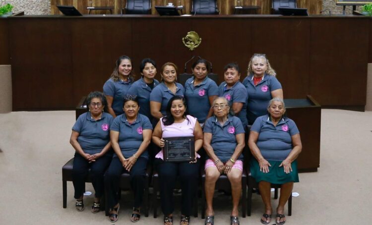 Las Chelemeras reciben reconocimiento del Congreso de Yucatán.