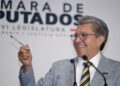Monreal llama a la prudencia ante ola de demandas de juicio político