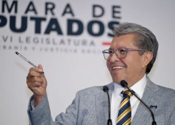 Monreal llama a la prudencia ante ola de demandas de juicio político