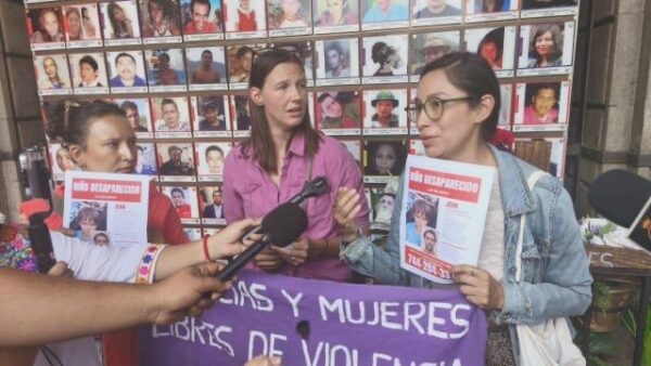 La desaparición del menor también derivó en señalamientos públicos de la madre del niño, Macey Ambur Lee Oehlenschlager