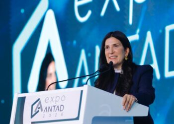 Más allá de ideologías: Kenia López pide certeza jurídica para la inversión.