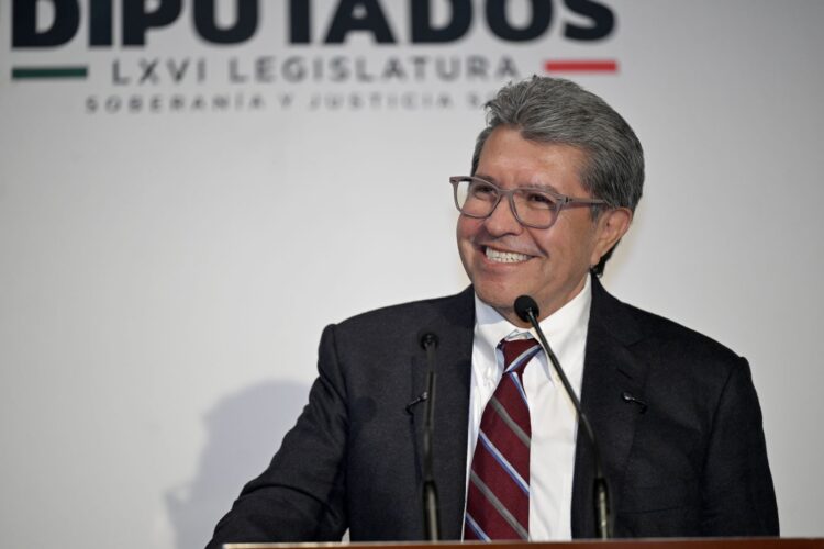 Ricardo Monreal se deslinda de denuncia contra periodistas