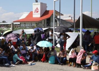 NTE toma aeropuerto y planta de Pemex en Oaxaca