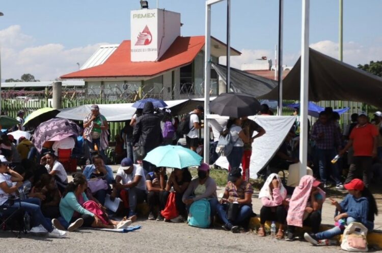NTE toma aeropuerto y planta de Pemex en Oaxaca