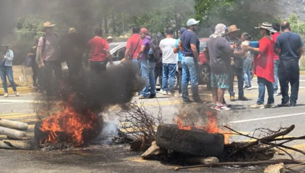 En redes sociales se aprecian videos de personas con armas largas, hacen disparos al aire y provocan un conato de bronca