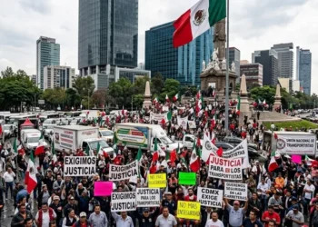 Transportistas convocan megamarcha en CDMX para el 20 de mayo
