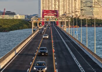 Arranca circulación vehicular sobre el puente Nichupté, se registra accidente. Dan banderzo de apertura la gobenadora de Q. Roo y la alcaldesa