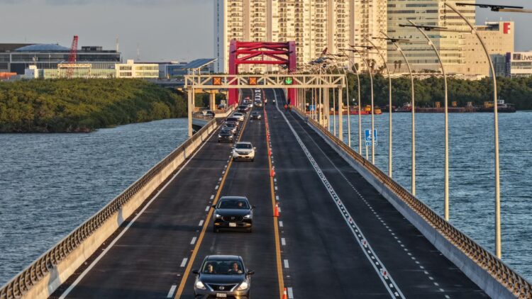 Arranca circulación vehicular sobre el puente Nichupté, se registra accidente. Dan banderzo de apertura la gobenadora de Q. Roo y la alcaldesa