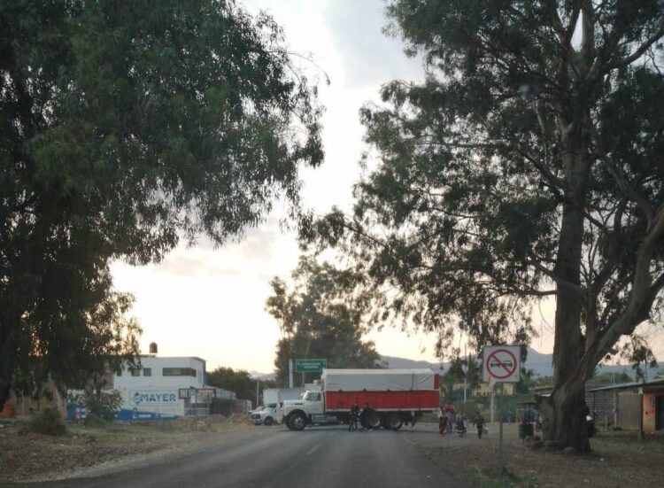 Bloqueos y tensión en Uruapan y Chilchota tras ataque armado