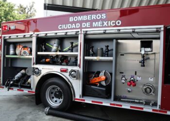 Bomberos de la Ciudad de México reciben equipo, uniformes y vehículos