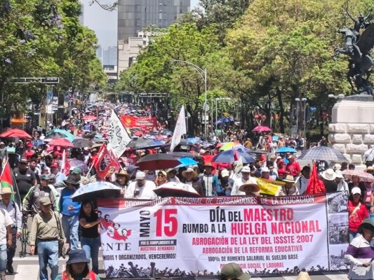 Alrededor de tres mil manifestantes avanzaron por la avenida México-Tenochtitlan (antes Calzada de los Misterios), coreando consignas y portando lonas con sus demandas.