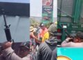 Hombres armados durante agresión contra maestros de la CNTE en bloqueo carretero en Mitla, Oaxaca.