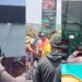 Hombres armados durante agresión contra maestros de la CNTE en bloqueo carretero en Mitla, Oaxaca.