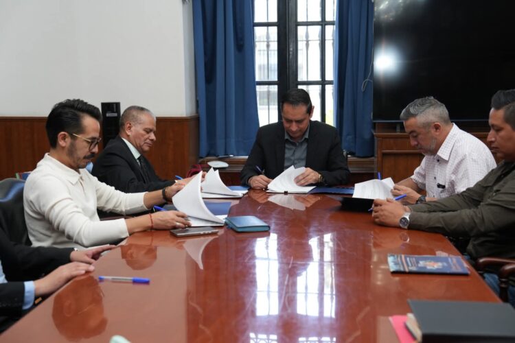 La Rectoría de la Universidad Autónoma Chapingo (UACh) y el Sindicato de Trabajadores Administrativos de esa casa de estudios (STUACh) firmaron la revisión del Contrato Colectivo de Trabajo (CCT).