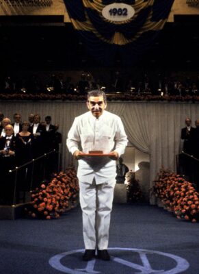 No llegó únicamente un novelista. Llegó una memoria histórica entera.