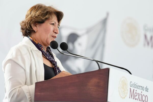 La gobernadora del Estado de México, Delfina Gómez Álvarez informa que entre mayo y junio de este año se van a entregar 619 mil becas a alumnas y alumnos de la entidad. AMEXI/FOTO/ Presidencia