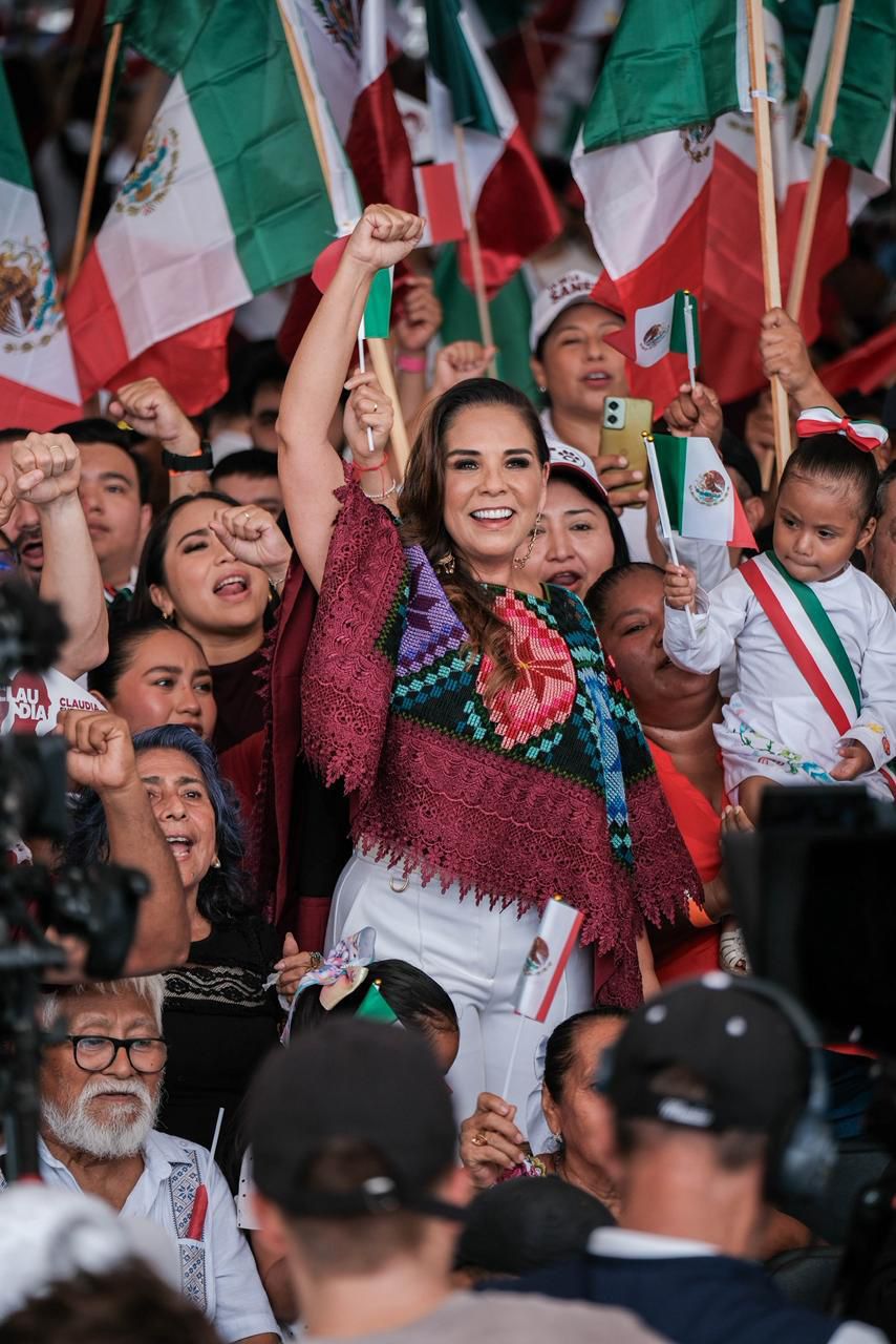 más de 25 mil personas, encabezadas por la gobernadora Mara Lezama Espinosa, participaron en el Malecón Tajamar en la celebración de los dos años del triunfo de la Presidenta 