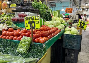 Inflación se desacelera a 4.45% en abril, pero continúa fuera de la meta
