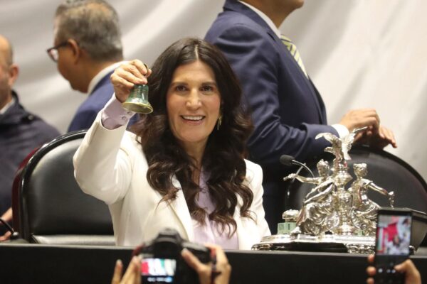 La Presidenta de la Cámara de Diputados, Kenia López, concluye la sesión extraordinaria