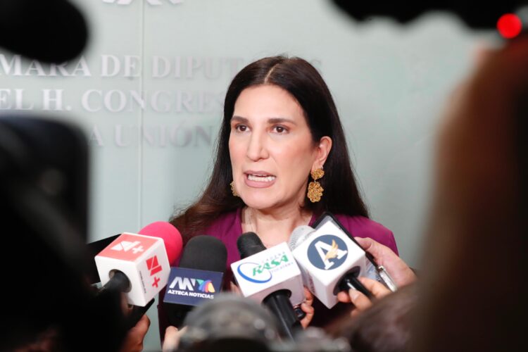 La presidenta de la Cámara de Diputados, Kenia López advierte que traicionar a la patria es acordar candidaturas.