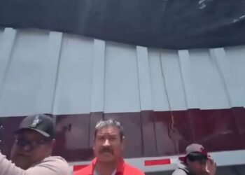 Alcalde de Villa de Mitla llega con arma de fuego a quitar bloqueo de la CNTE