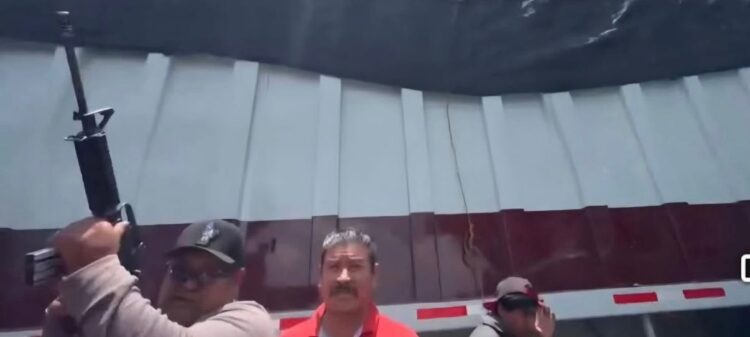 Alcalde de Villa de Mitla llega con arma de fuego a quitar bloqueo de la CNTE