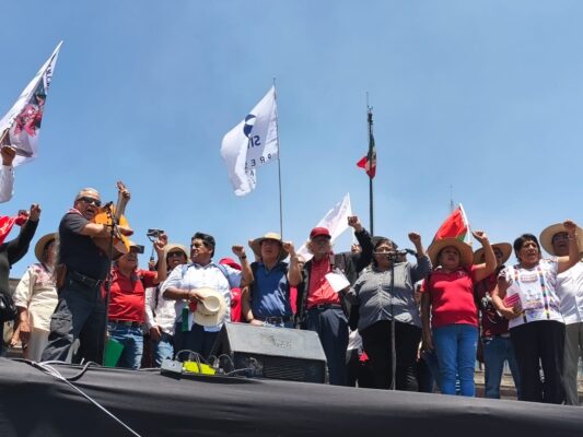 Durante el acto, oradores de distintas secciones sindicales señalaron que el gobierno federal pretende utilizar el evento deportivo como "pan y circo" para distraer a la población.