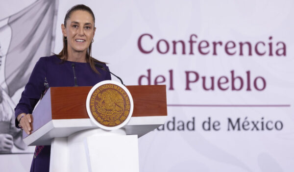 En la Mañanera del Pueblo, la presidenta Claudia Sheinbaum destaca la participación de representantes de pueblos indígenas que participaron en el Maratón de la Muralla China. AMEXI/FOTO/ Presidencia
