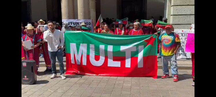 Activistas del MULTI realizan una protesta frente al Palacio de Gobierno para exigir la libertad de su líder