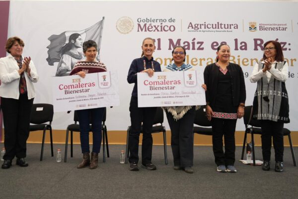 La presidenta en  Jocotitlán, se entregaron comaleras e instrumentos como parte del Plan Nacional del Maíz Nativo