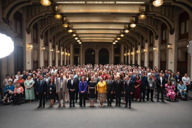 La presidenta de México, Claudia Sheinbaum se reunió este jueves con legisladores de Morena, PVEM y del PT, en Palacio Nacional