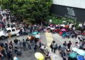 Maestros de la CNTE protestan frente a medios de comunicación y denuncian encapsulamiento policial en la CDMX