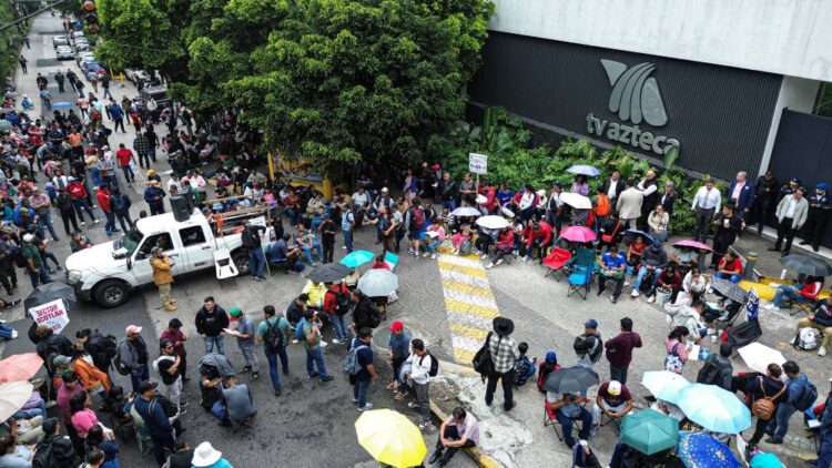 Maestros de la CNTE protestan frente a medios de comunicación y denuncian encapsulamiento policial en la CDMX