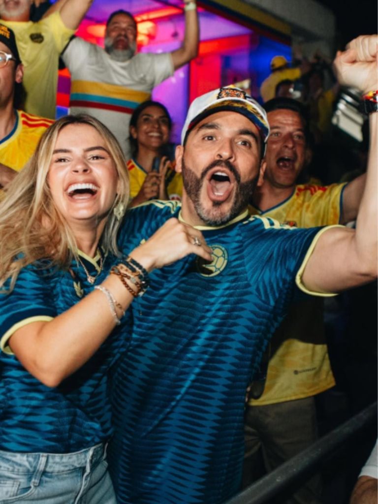 Abelardo de la Espriella y su esposa, Ana Lucía Pineda, celebran durante un partido de la selección de Colombia en el Mundial 2026.