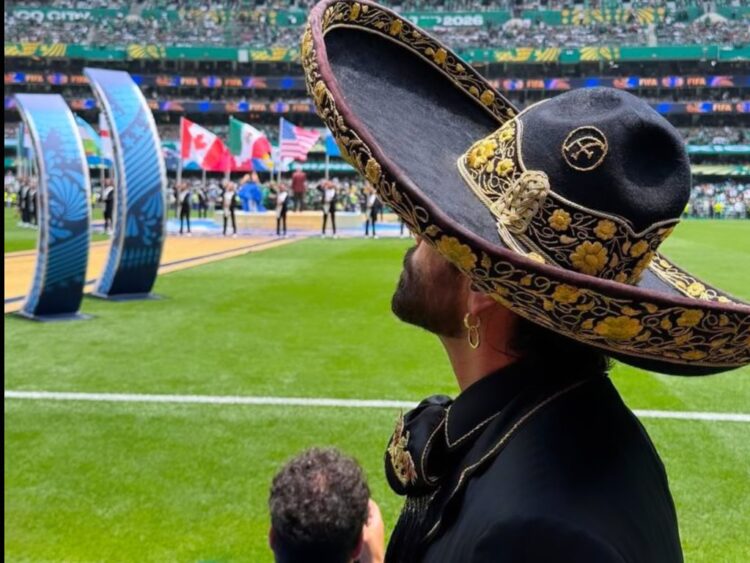 Alejandro Fernandez hace vibrar el Estadio Ciudad de México en el inicio del Mundial 2026. | AMEXI/FOTO: IG @alexoficial