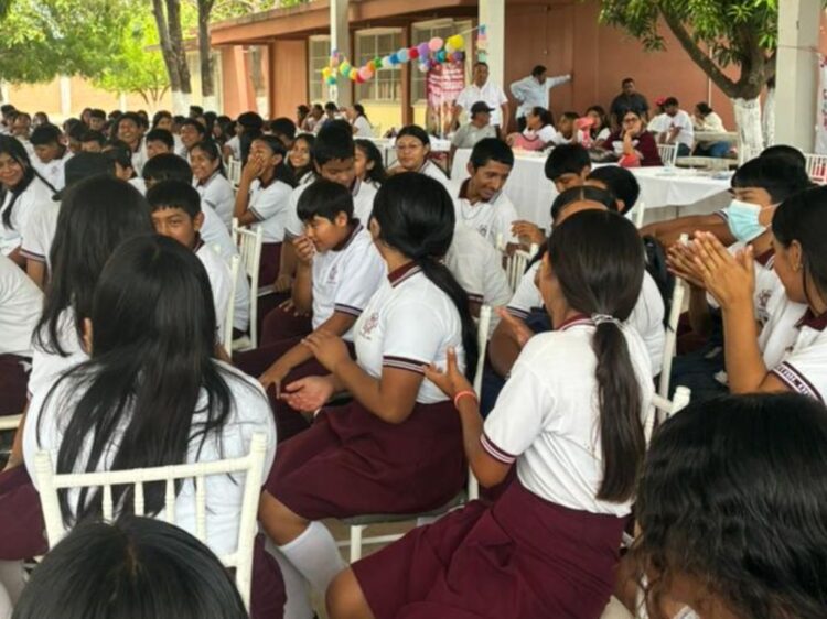Alumnos regresan a clases en escuelas de Oaxaca. AMEXI Foto IEEPO