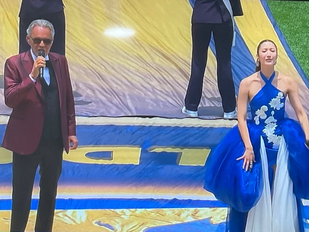 Andrea Bocelli y EJAE interpretaron “DNA”, el himno oficial de la FIFA, durante la inauguración del Mundial 2026. | AMEXI/FOTO: Captura de pantalla