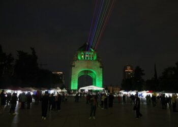 Arcoíris Global en el monumento a la Revolución. AMEXI/ Foto: La Isabel