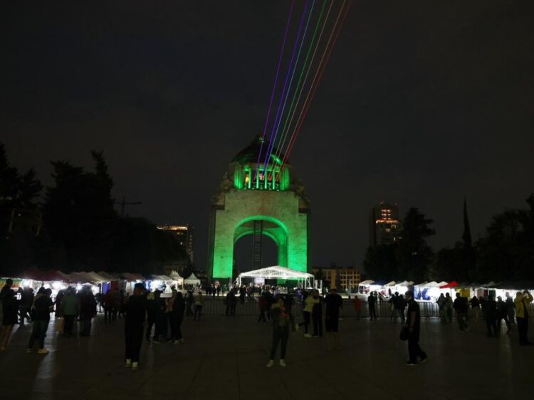 Arcoíris Global en el monumento a la Revolución. AMEXI/ Foto: La Isabel