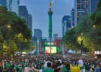 triunfo de México Asistentes al Ángel de la Independencia para ver el partido México vs Chequia. AMEXI Foto Clara Brugada