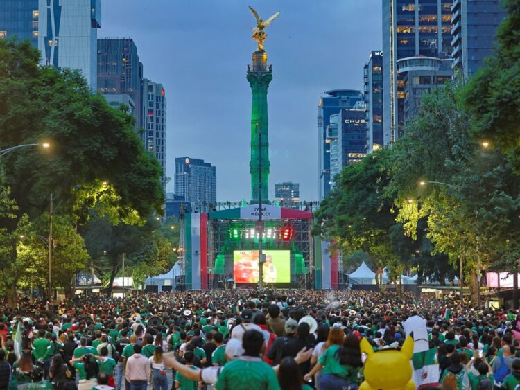 triunfo de México Asistentes al Ángel de la Independencia para ver el partido México vs Chequia. AMEXI Foto Clara Brugada