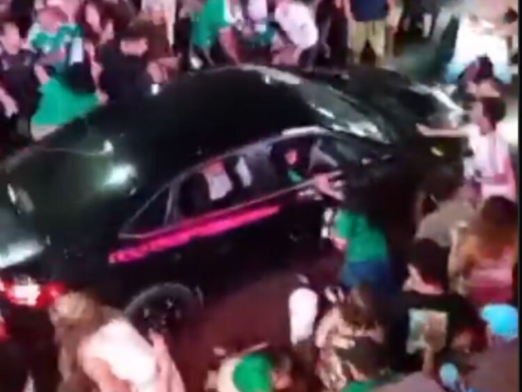 Automovil atropella a 17 personas durante festejos en Loos Cabos. AMEXI Foto RRSS