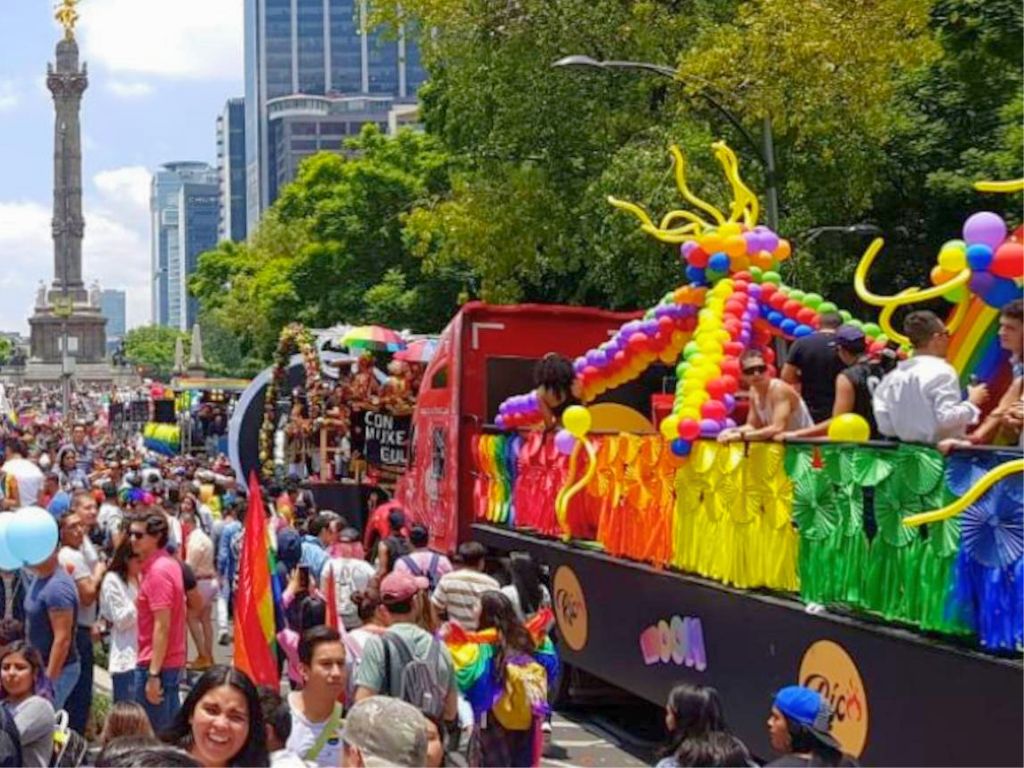 Avance por Paseo de la Reforma. Contingentes masivos y carros alegóricos en la Marcha del Orgullo en la CDMX.