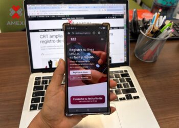 Uso de aplicación bancaria móvil en México ante dudas sobre registro obligatorio de número telefónico y acceso a datos.