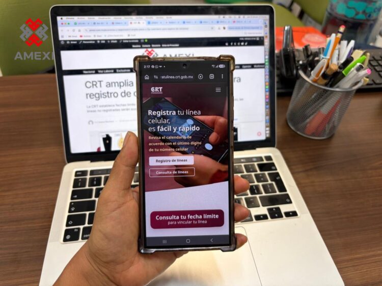 Uso de aplicación bancaria móvil en México ante dudas sobre registro obligatorio de número telefónico y acceso a datos.