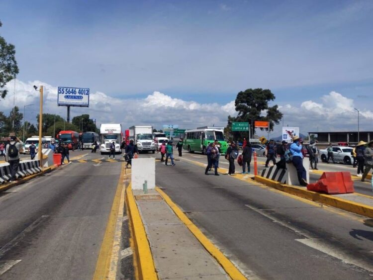 CNTE libera casetas de cobro en México-Puebla. AMEXI Foto RRSS