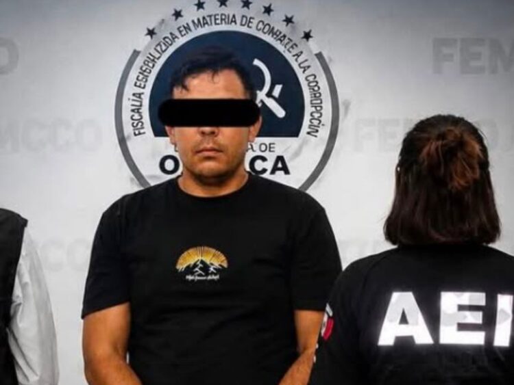 Cae maestro de la CNTE por vender plazas