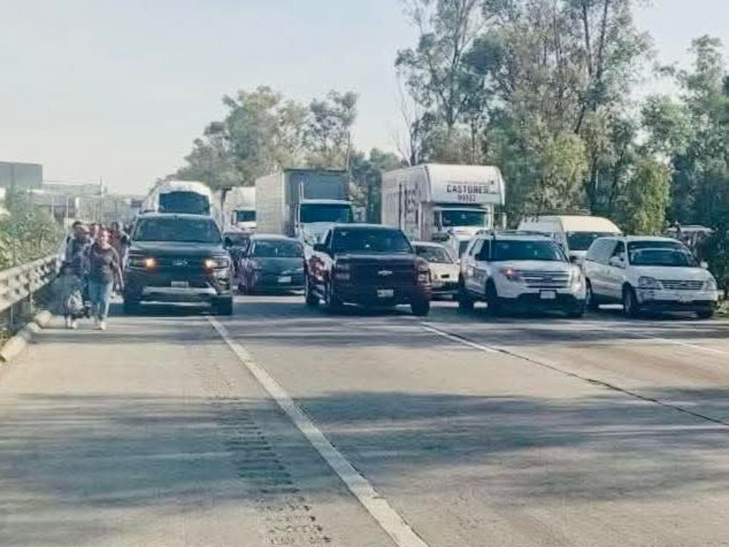 Camioneros de Tamexun bloquea la México-Querétaro