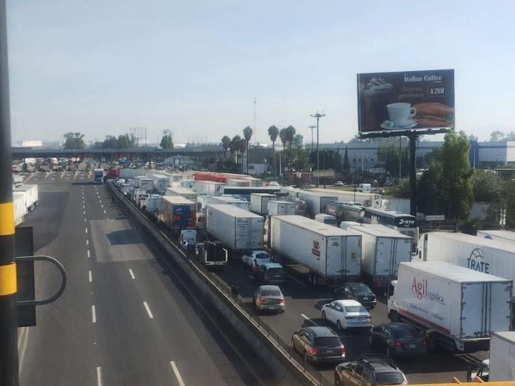 Camioneros de Tamexun bloquea la México-Querétaro